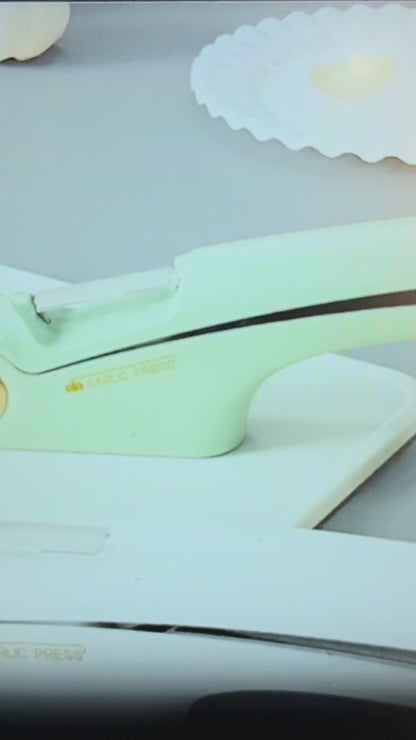 Heavy-Duty Garlic Press – Manual Stainless-Steel Garlic Crusher